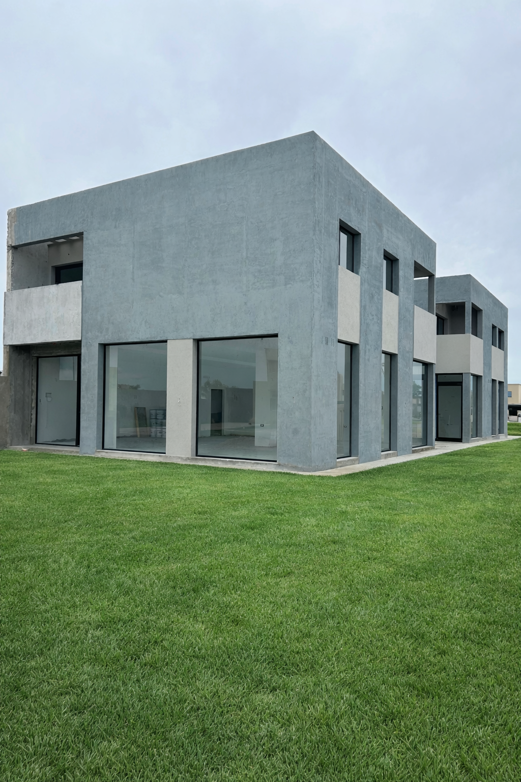 Vivienda moderna con múltiples aberturas